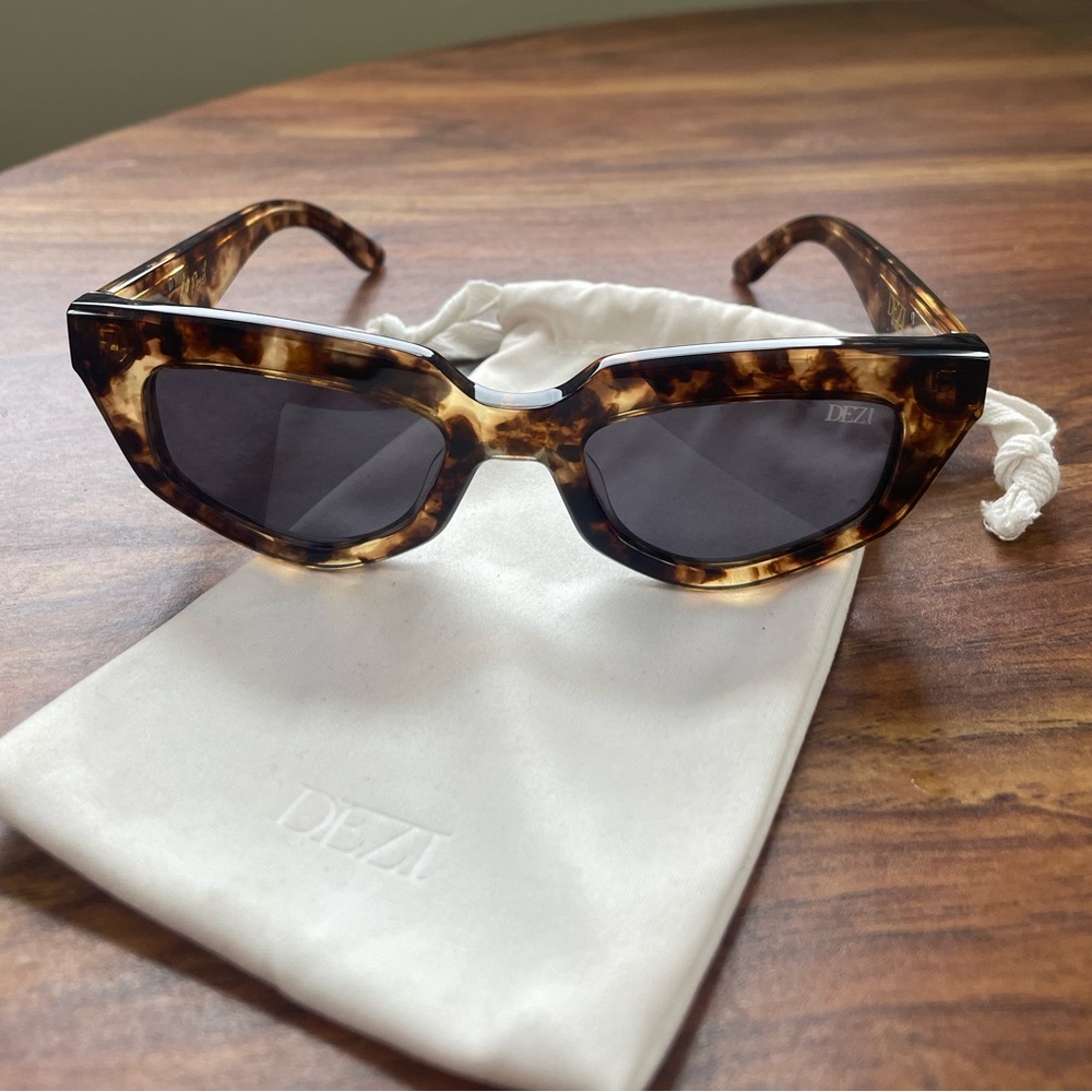 DEZI | On Read Sunglasses